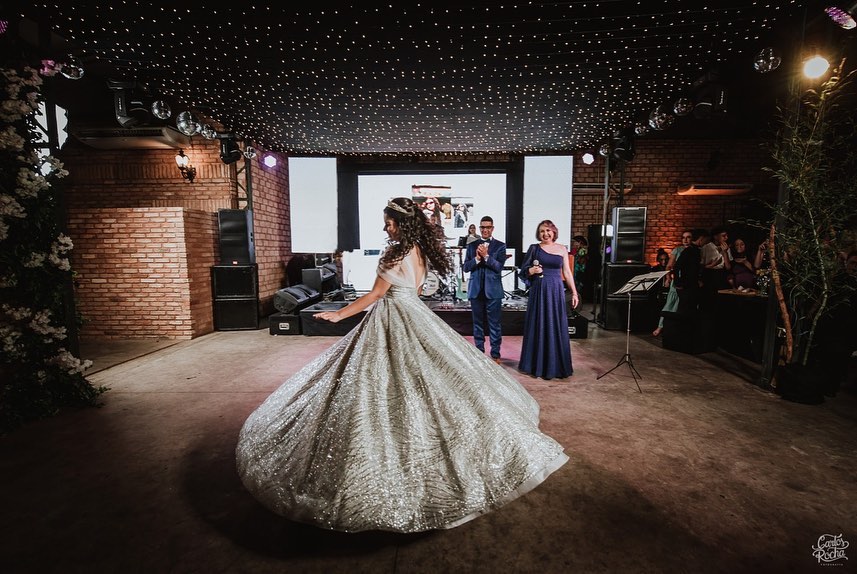 Debutante dançando com seu vestido durante a celebração