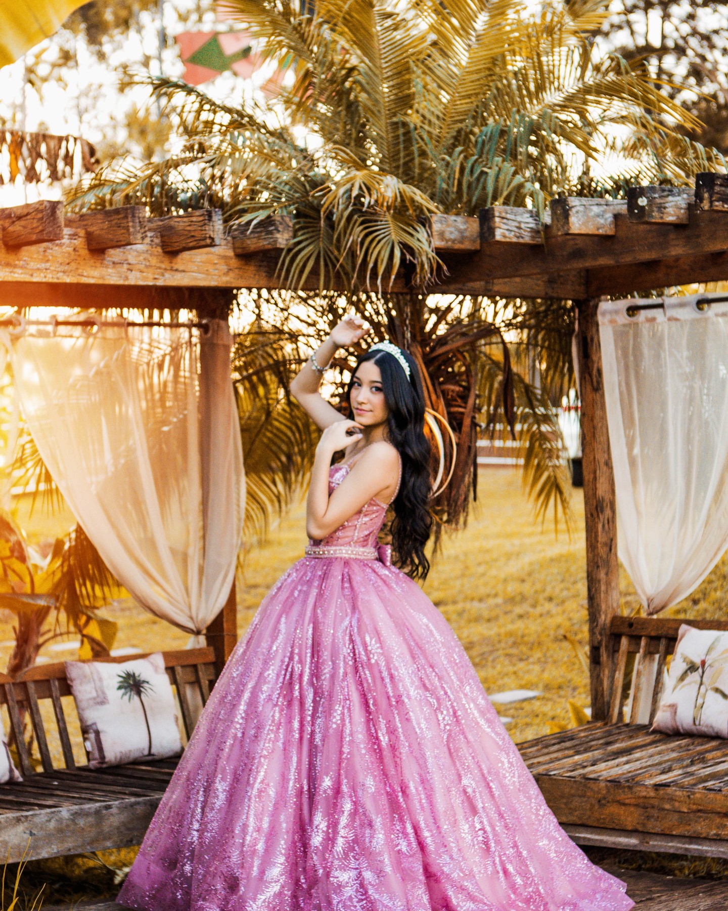 Debutante com vestido rosa em ensaio fotográfico
