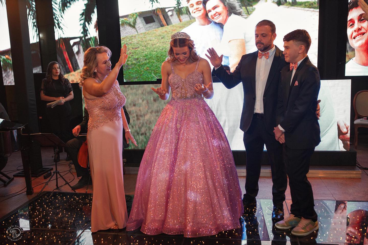 Nilce conduzindo uma bênção durante a celebração