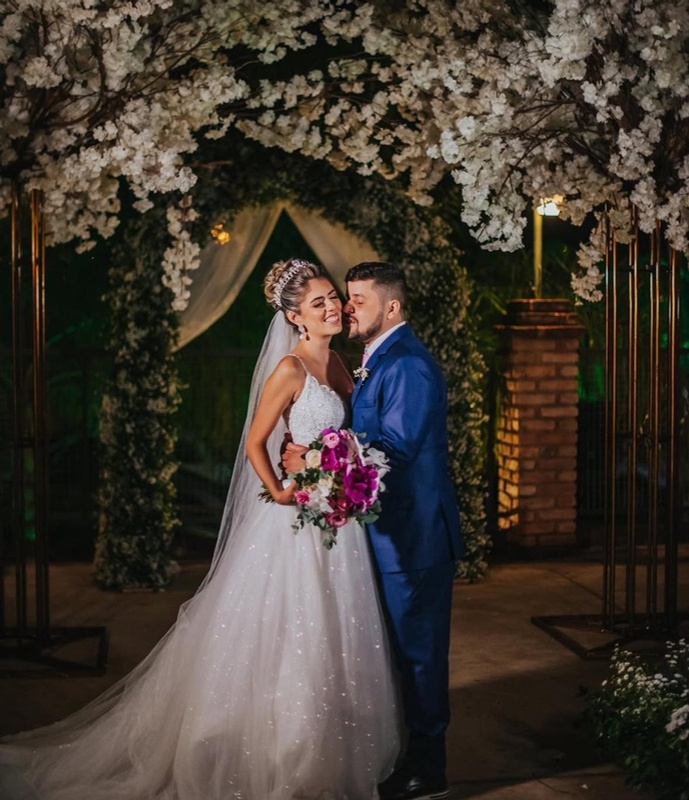 Casal em uma celebração elegante