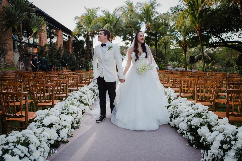 Casal caminhando após a cerimônia
